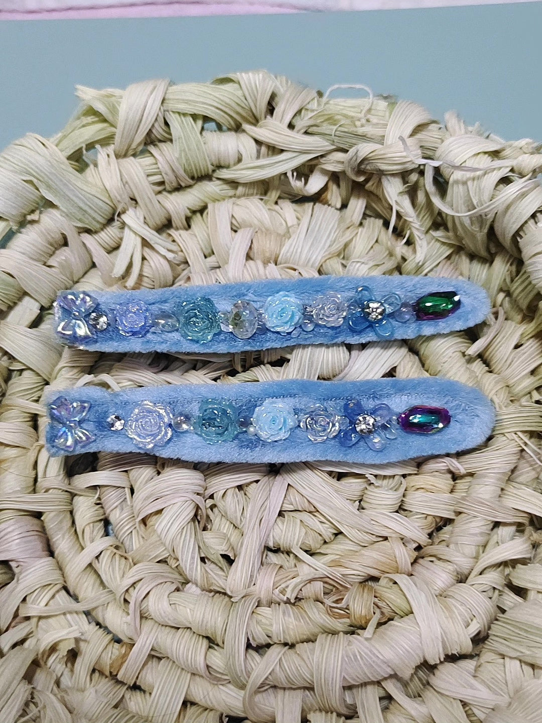Haarspangen-Set aus blauem Plusch und Kristallblüten