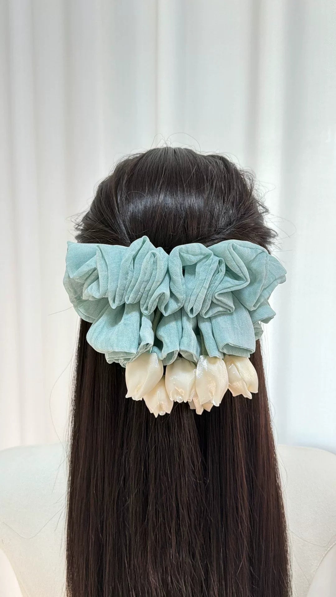 Molletta per capelli con balze azzurro acqua e tulipani