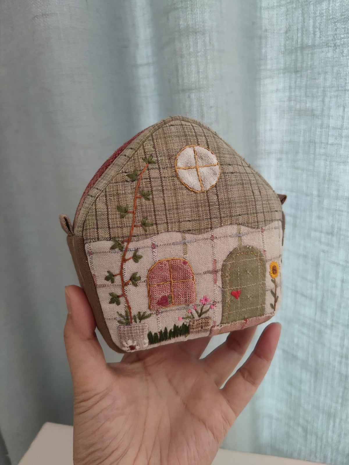 Pochette con zip artigianale in cotone a forma di casa