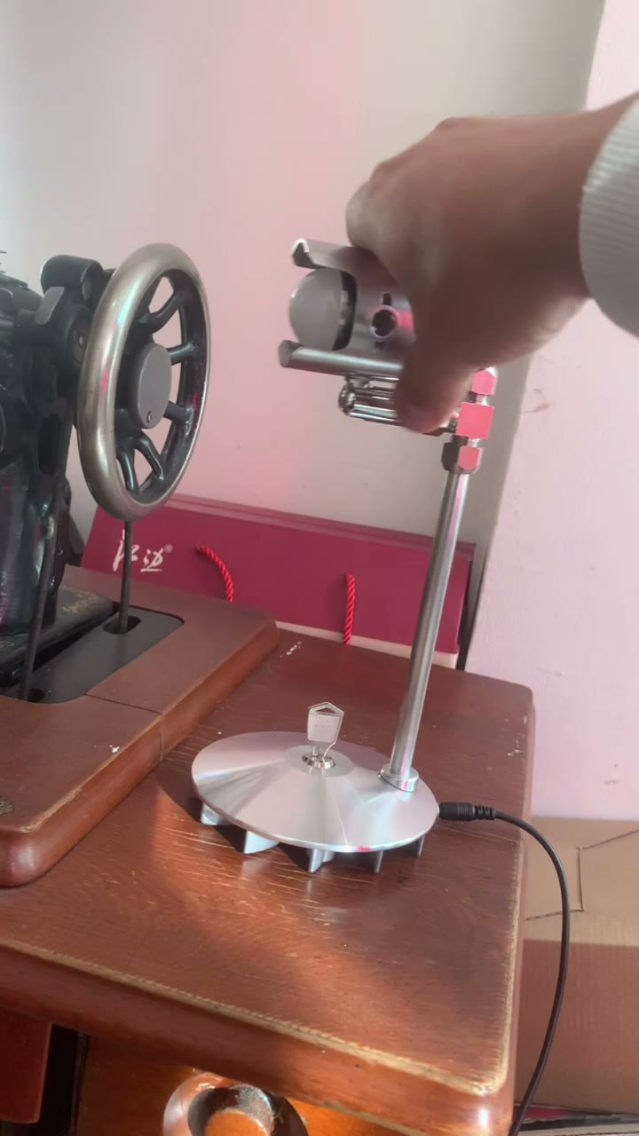Mechanische Schreibtischlampe im Industrial Design