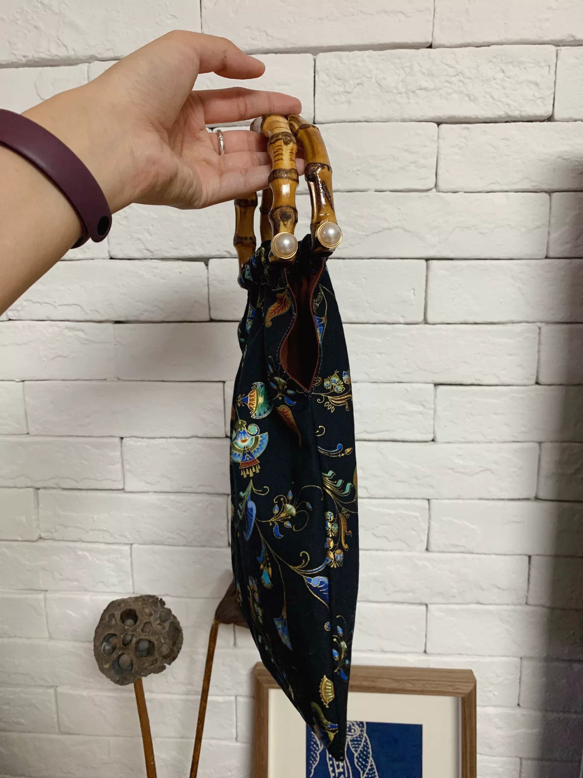 Handgjord handväska i svart bomull med paisley och handtag i bambu