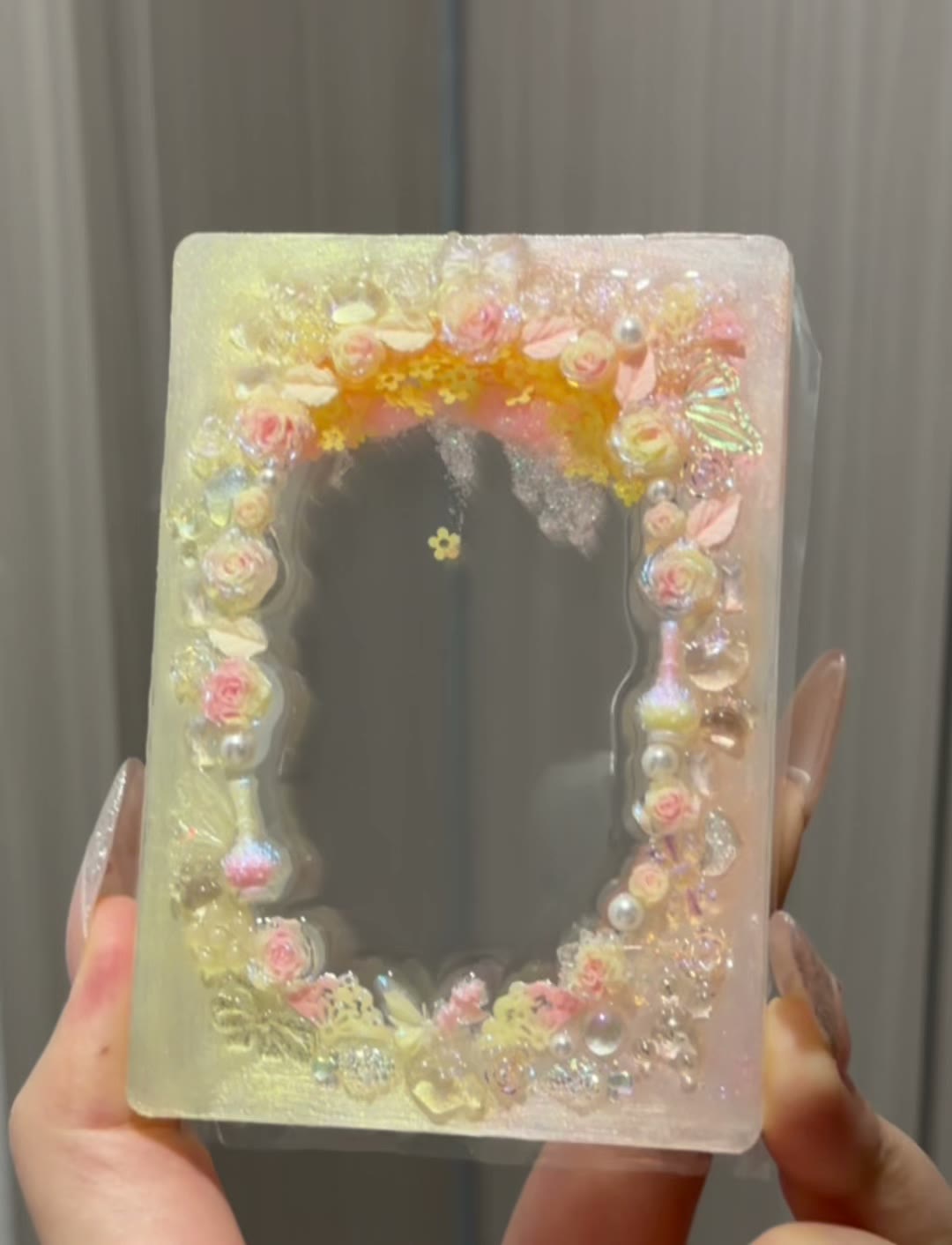 Kortshållare i resin med glitter och glitter