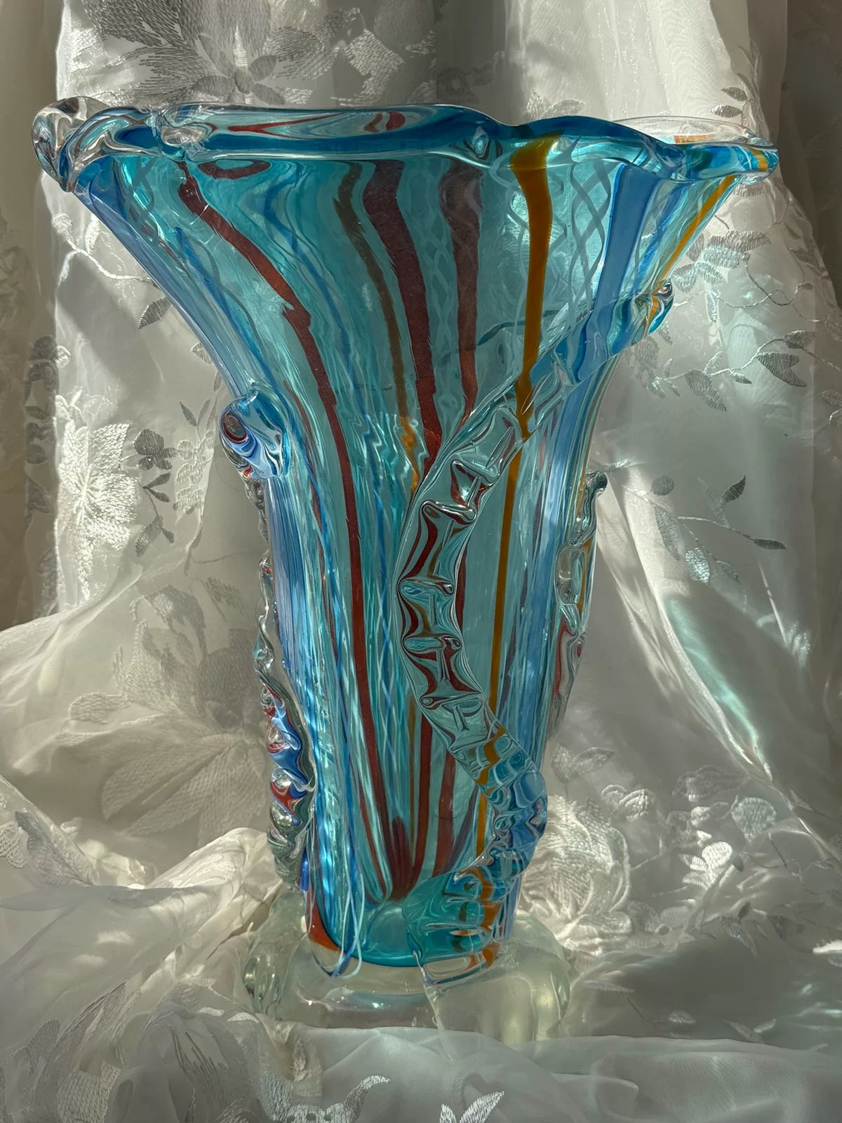 Vaso vintage in vetro di Murano azzurro con strisce e pizzo