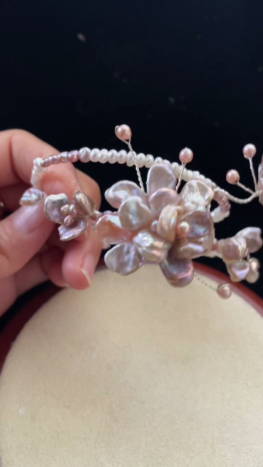 Bracciale con perle naturali barocche, fiori e farfalla
