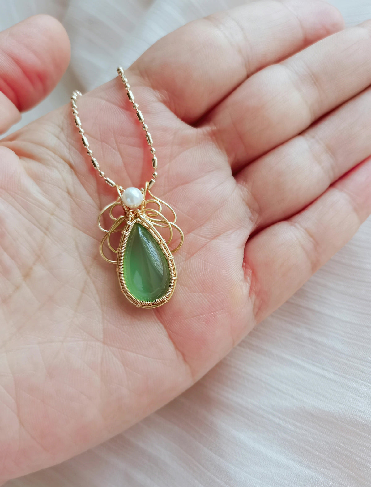 Lichtgroene Chalcedon Hanger met Draadwerk en Druppelvorm