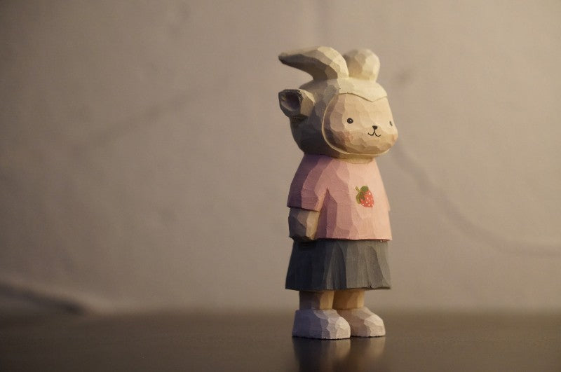 Mini handskuren träfigur – får