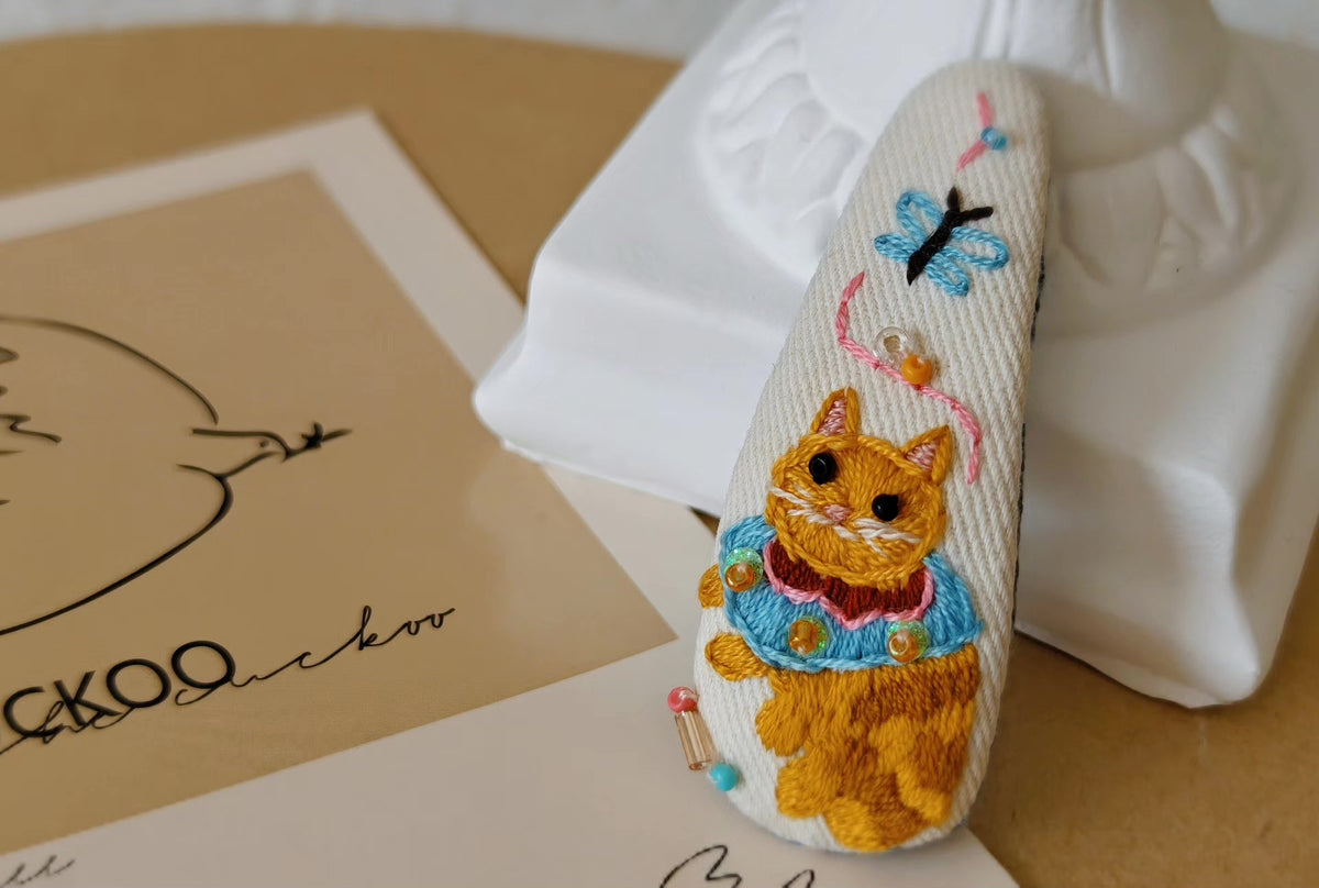手刺繍の猫ヘアクリップ アイボリーキャンバス