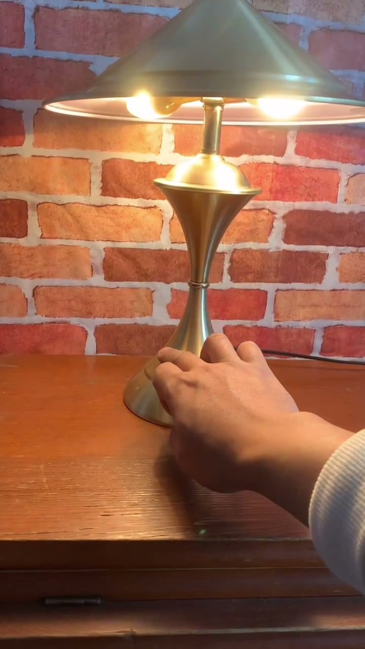 Candeeiro de Mesa em Metal e Latão Vintage