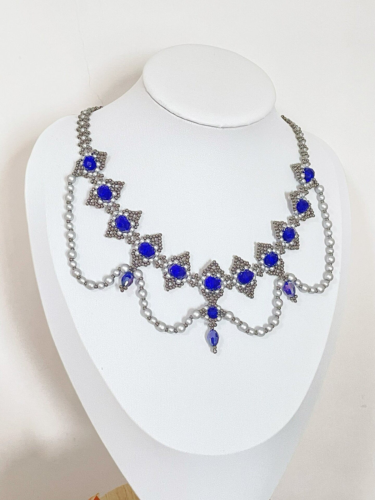 Collar pechera artesanal de cuentas azul plata y blanco