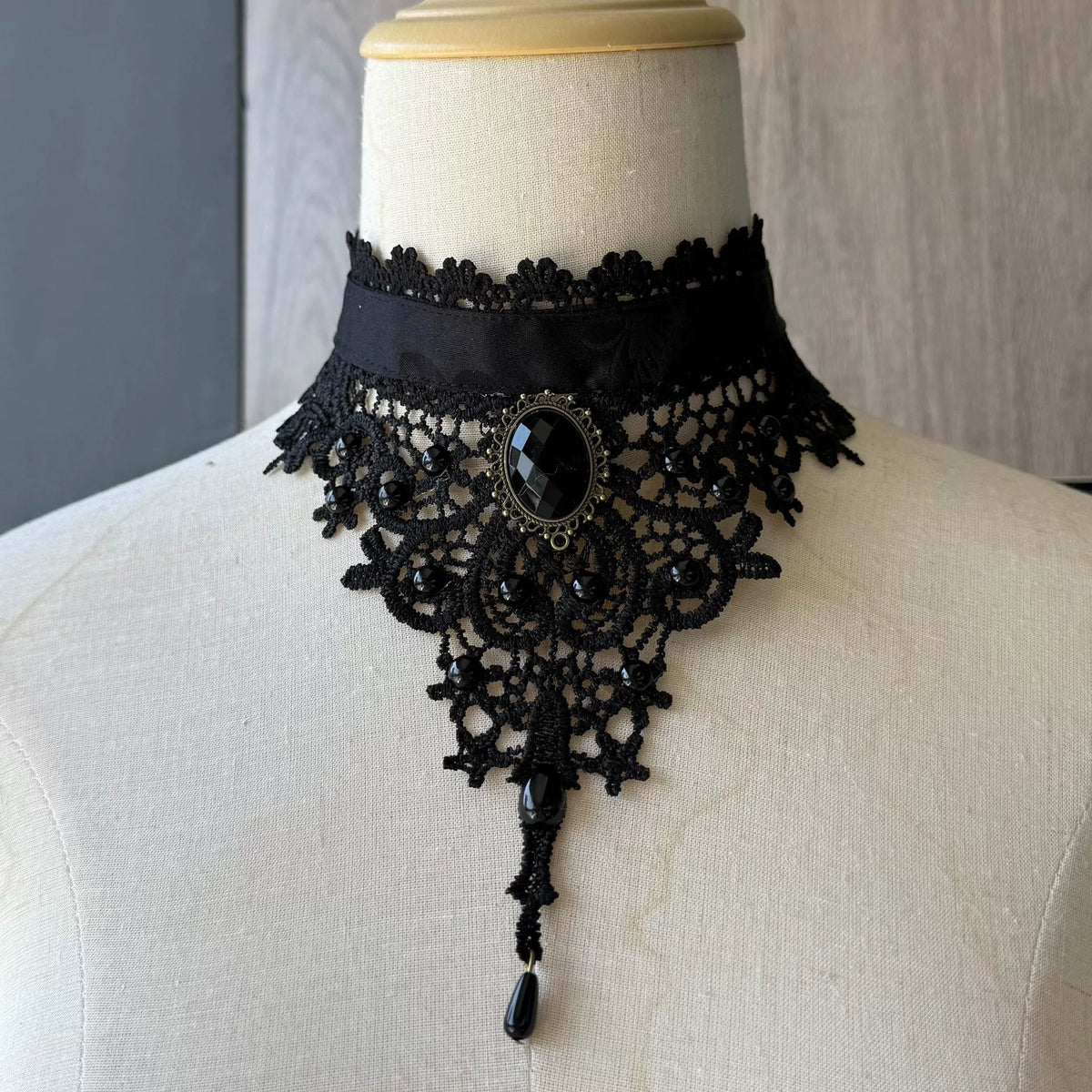 Collier ras de cou Lolita dentelle et perles fait main