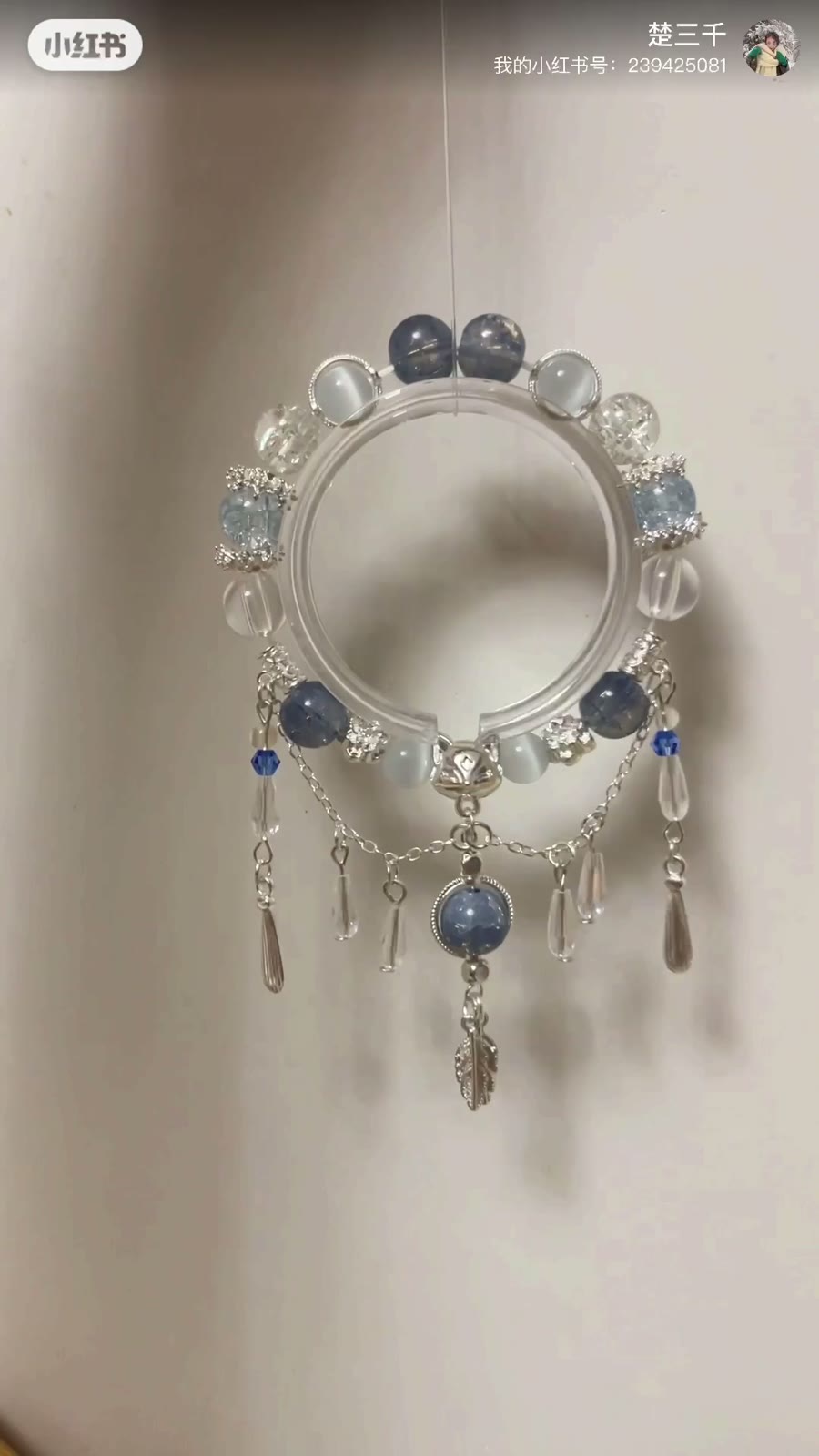 Pulseira de Contas com Pingente de Raposa Prateado Azul e Branco