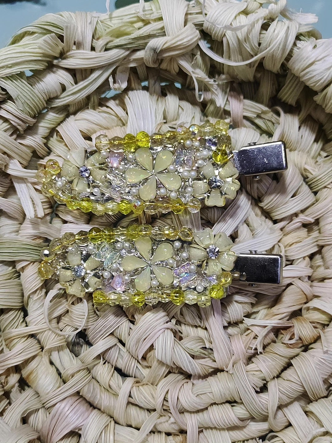 Gelber Perlen-Blumen-Haarclip
