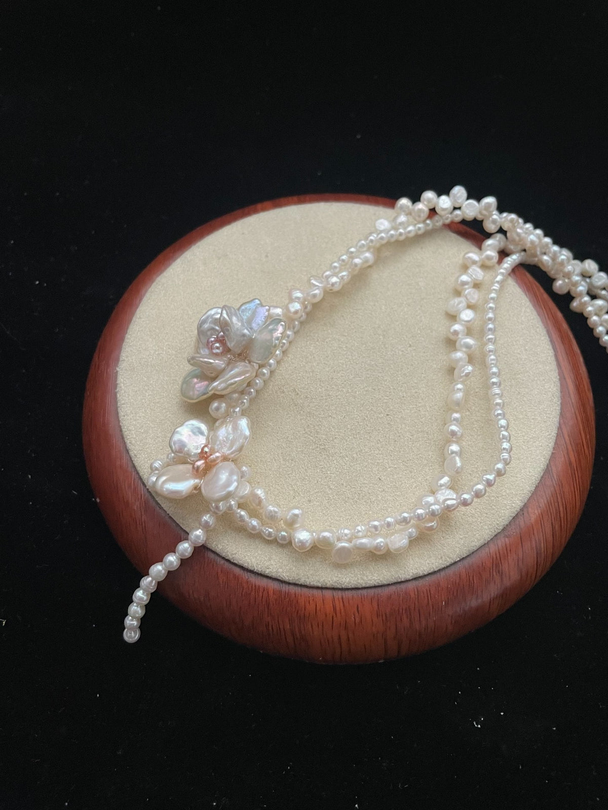 Collier en perles naturelles multi-rangs fleuri