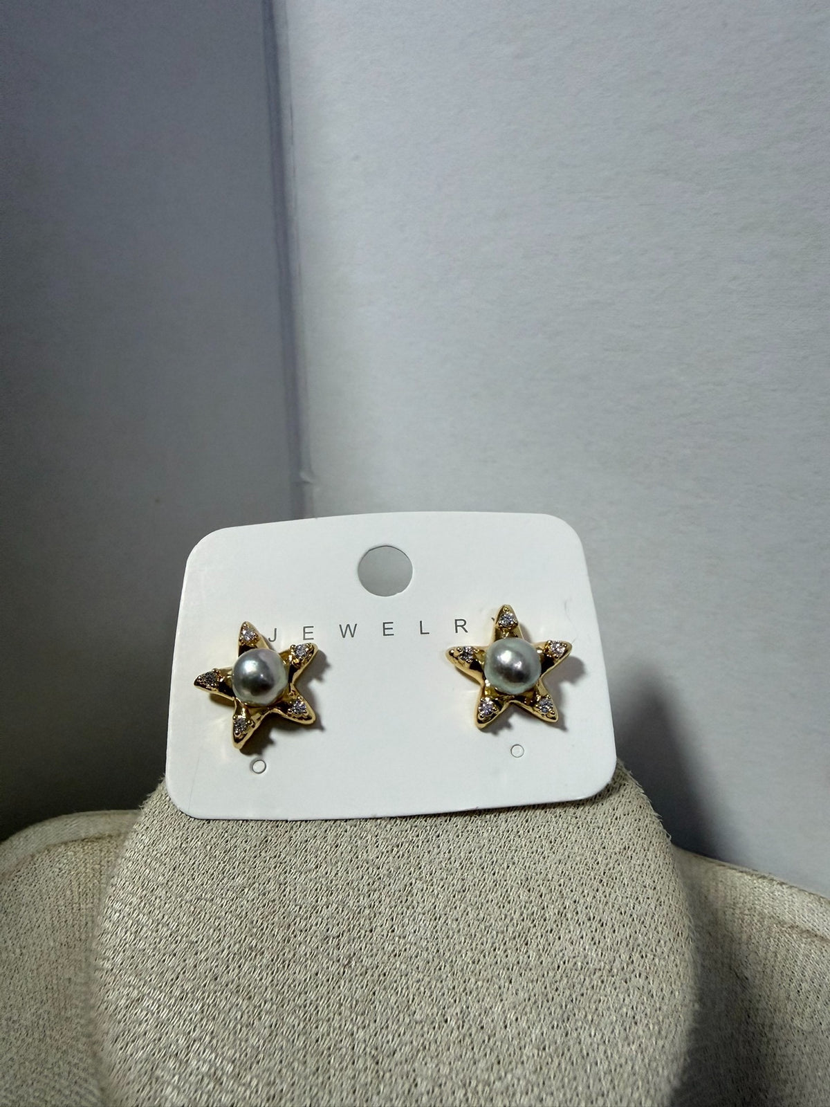 Goldfarbene Stern-Ocker mit grauer Perle