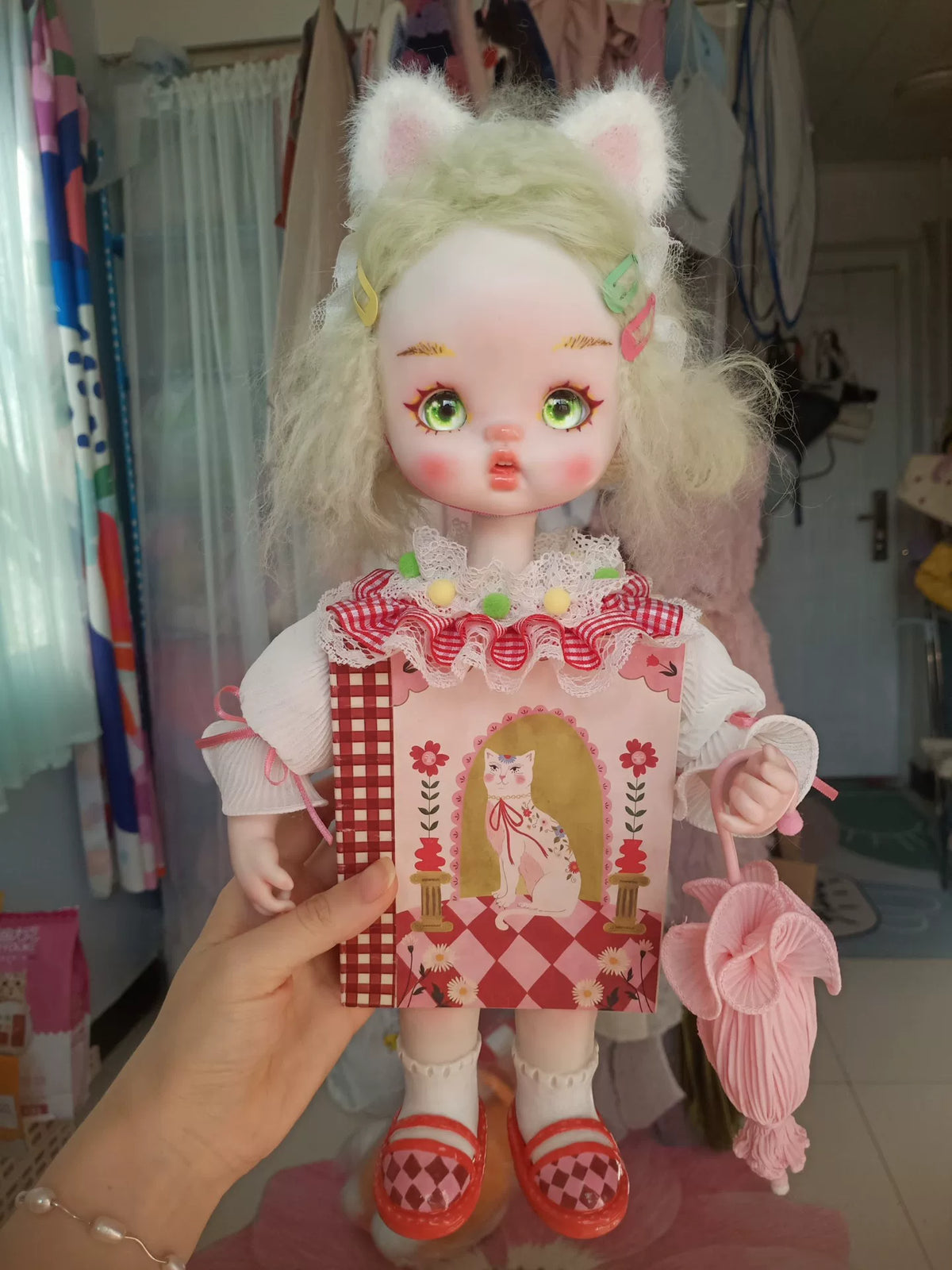 Poupée artisanale de chat avec oreilles en peluche amovibles