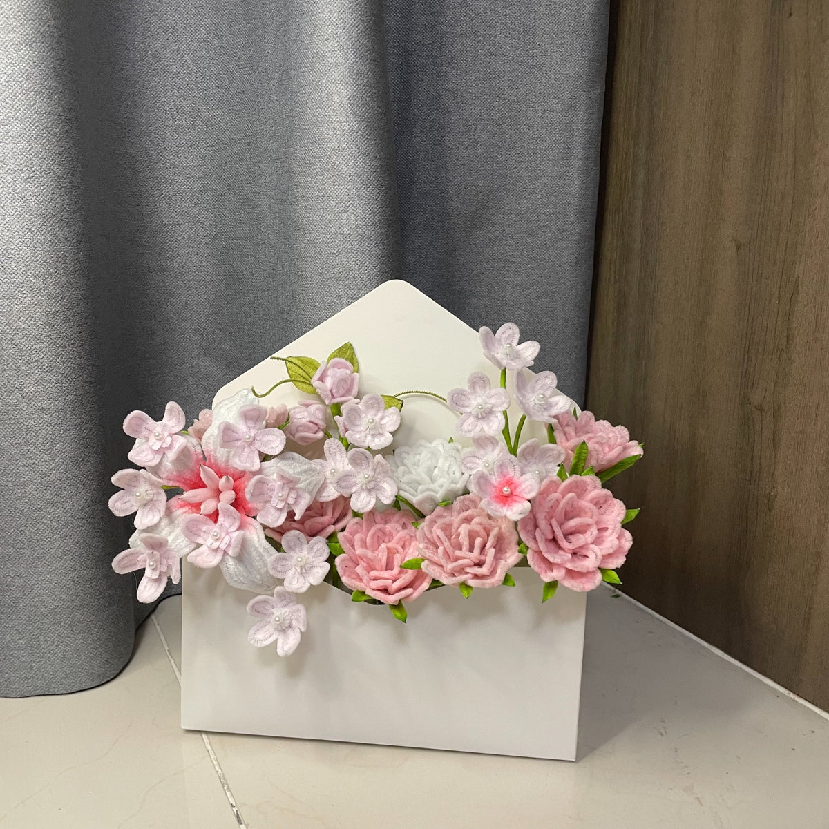 Composizione Floreale a Forma di Busta con Rose Rosa
