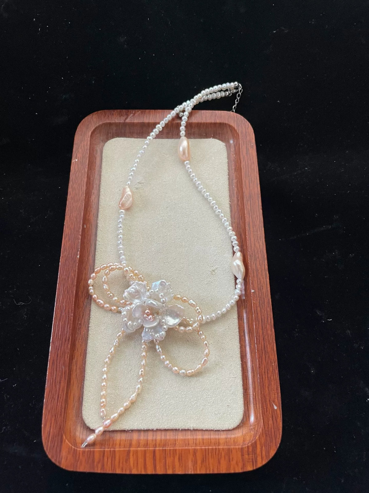 Colar de Flor de Pérola Natural com Detalhes Pêssego
