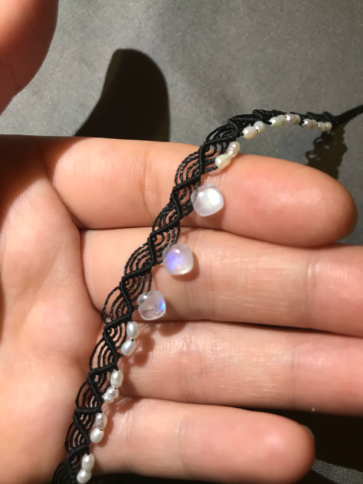 Braccialetto in macramè nero con pietra di luna blu