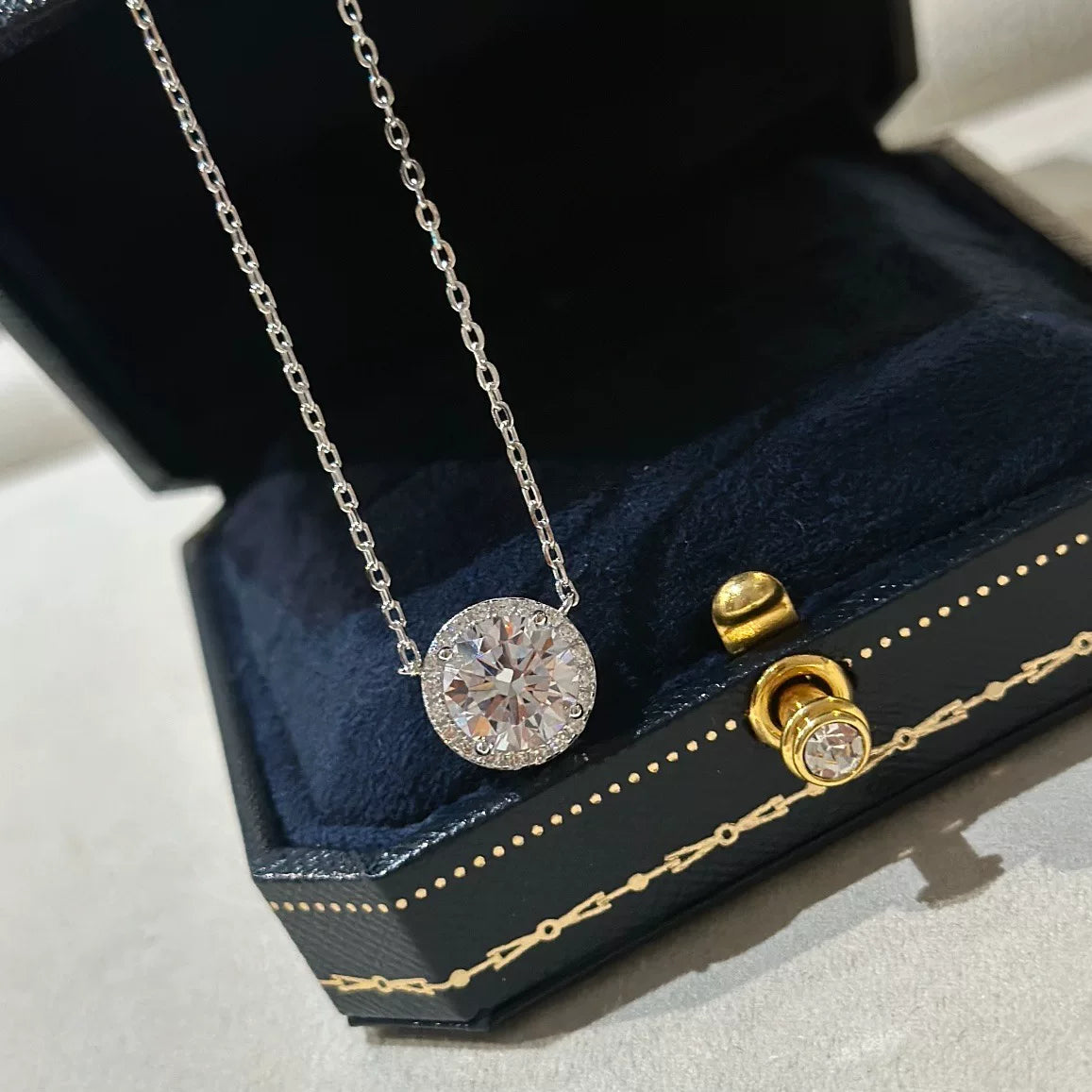 Collar de plata S925 con halo redondo de tres quilates