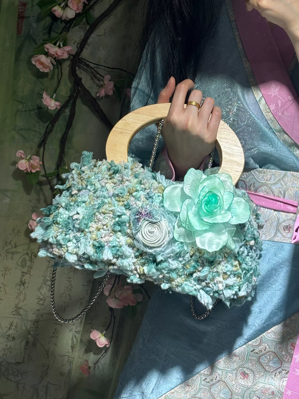 Blumige Häkel-Handtasche mit Bügelgriff