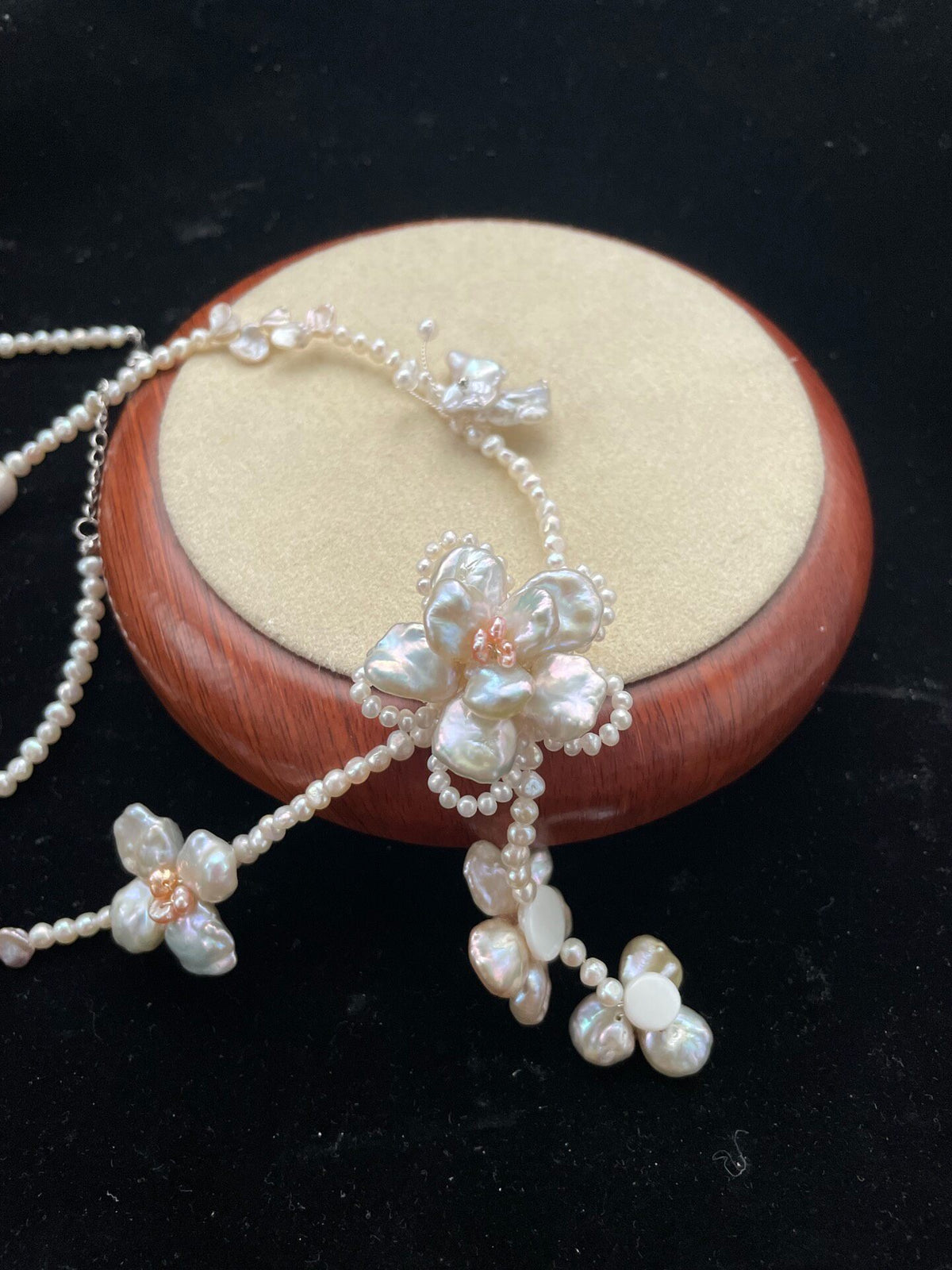 Collier long papillon fleur en perles naturelles
