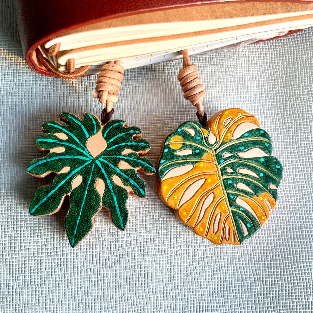Handgesneden Lederen Monstera Blad Charm