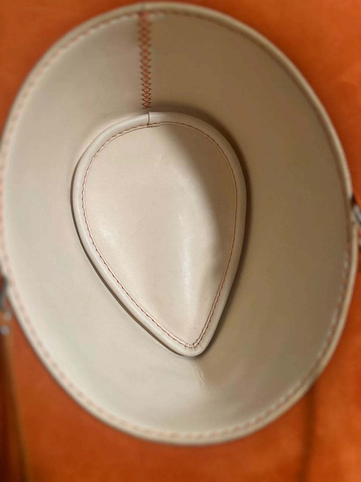 Orangefarbener Wildleder Cosplay-Hut mit rotem Perlenband