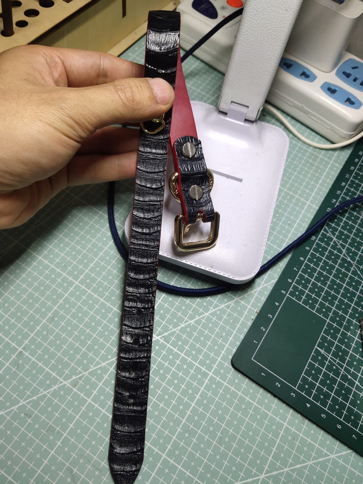 Coleira de Couro Preta com Textura de Pele de Serpente
