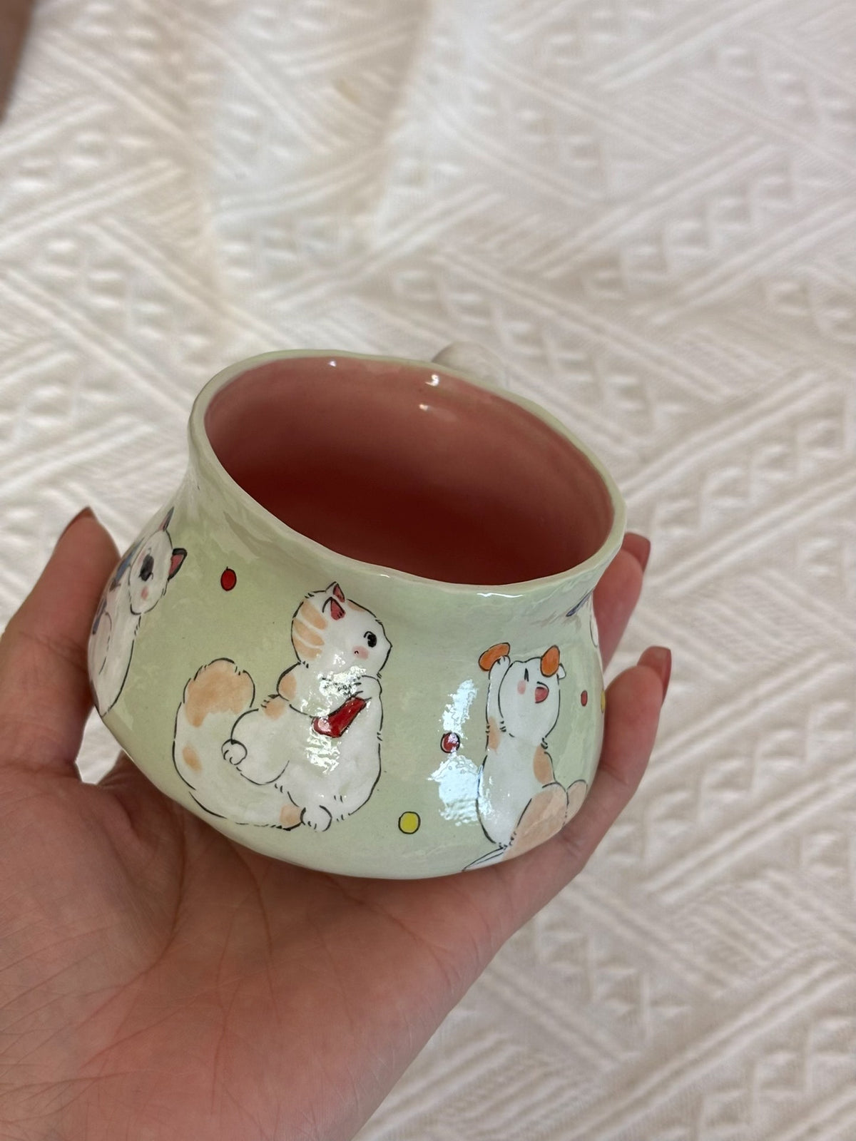 Handgemaakte keramische kattenmok met eendenoor