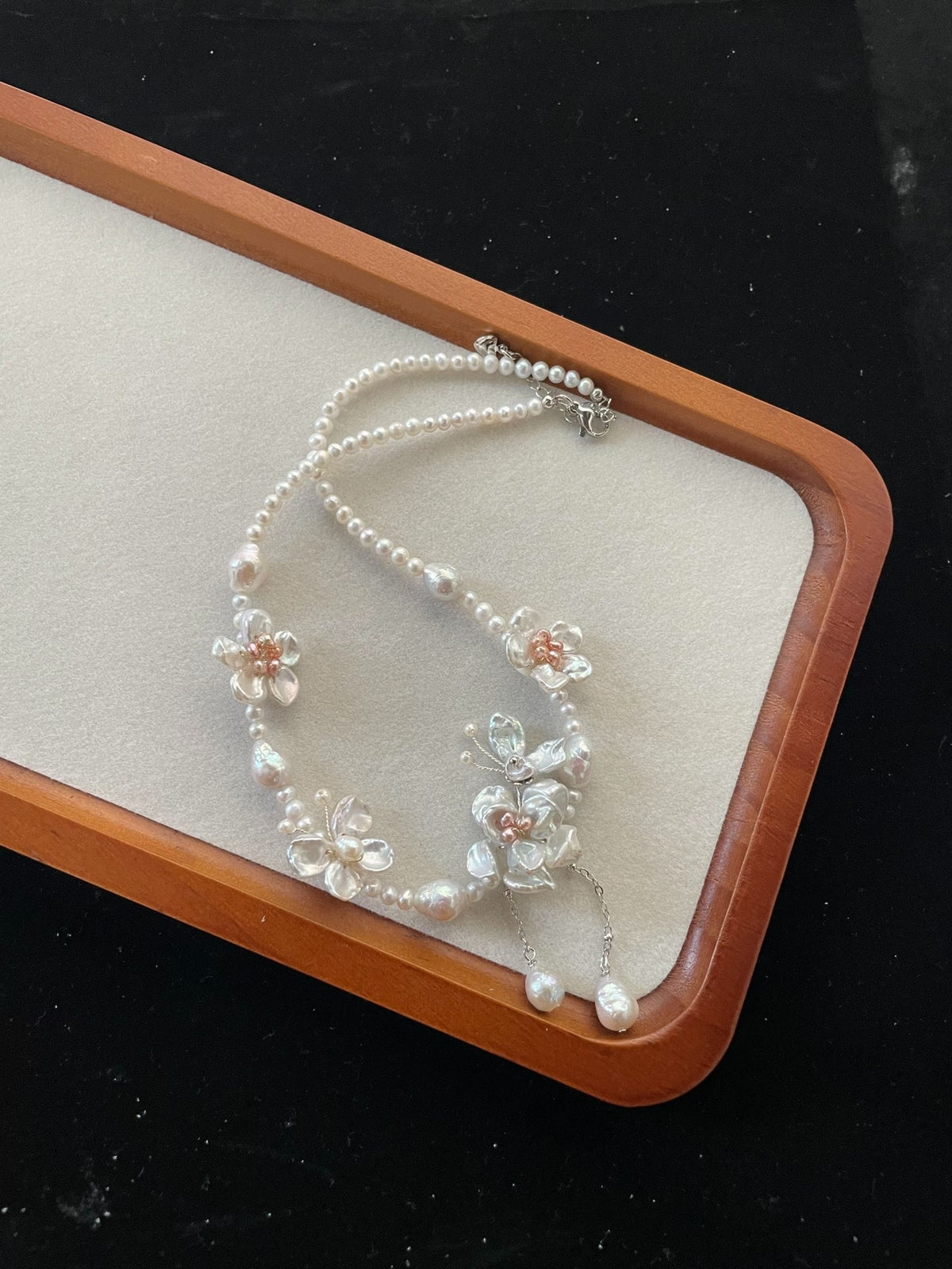 Collana di Perle Naturali con Farfalla e Design Floreale