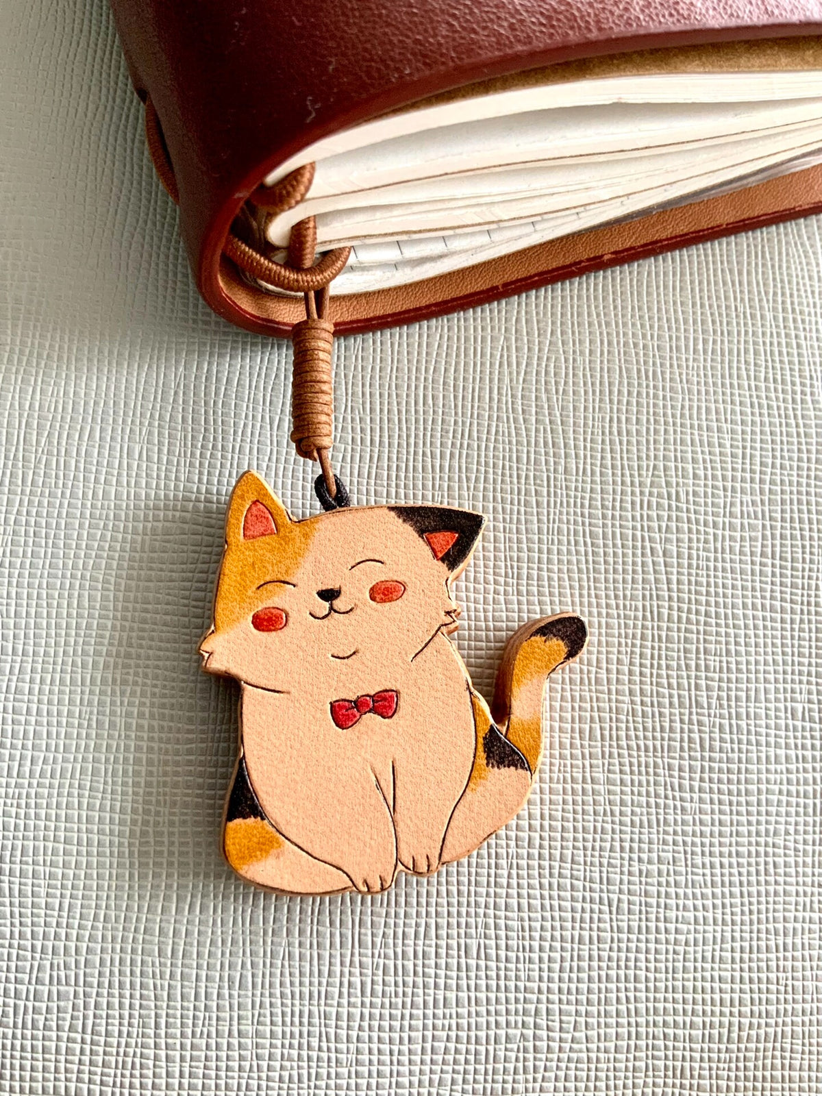 Colgante de cuero hecho a mano para llavero o bolso