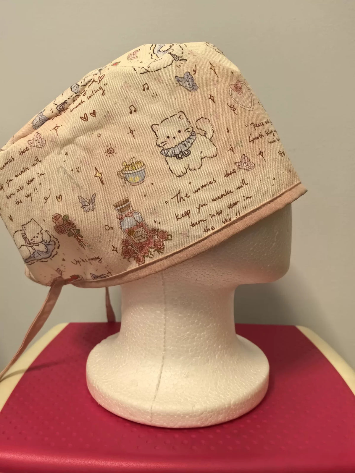 Gorro Cirúrgico de Lona de Algodão com Estampa de Gatos e Rosas