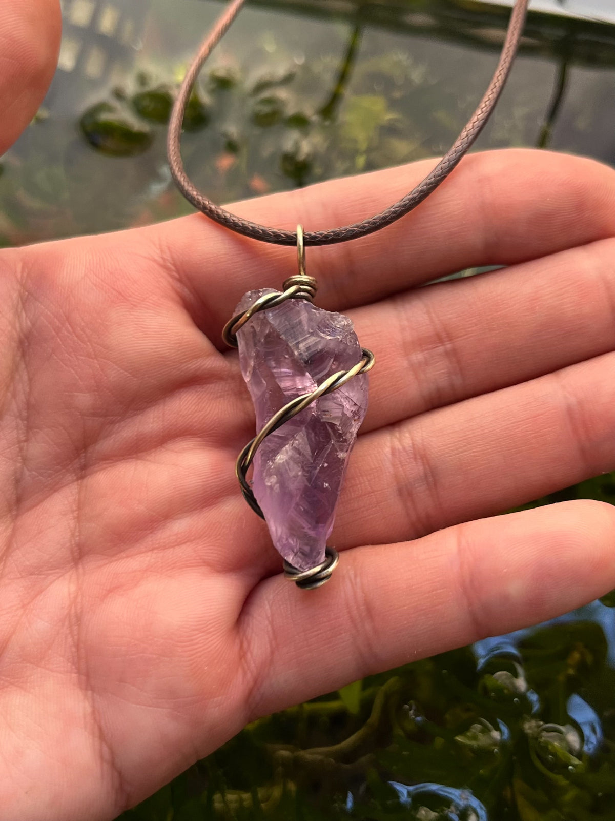 Pendente de Cristal de Ametista Bruta e Fio de Latão