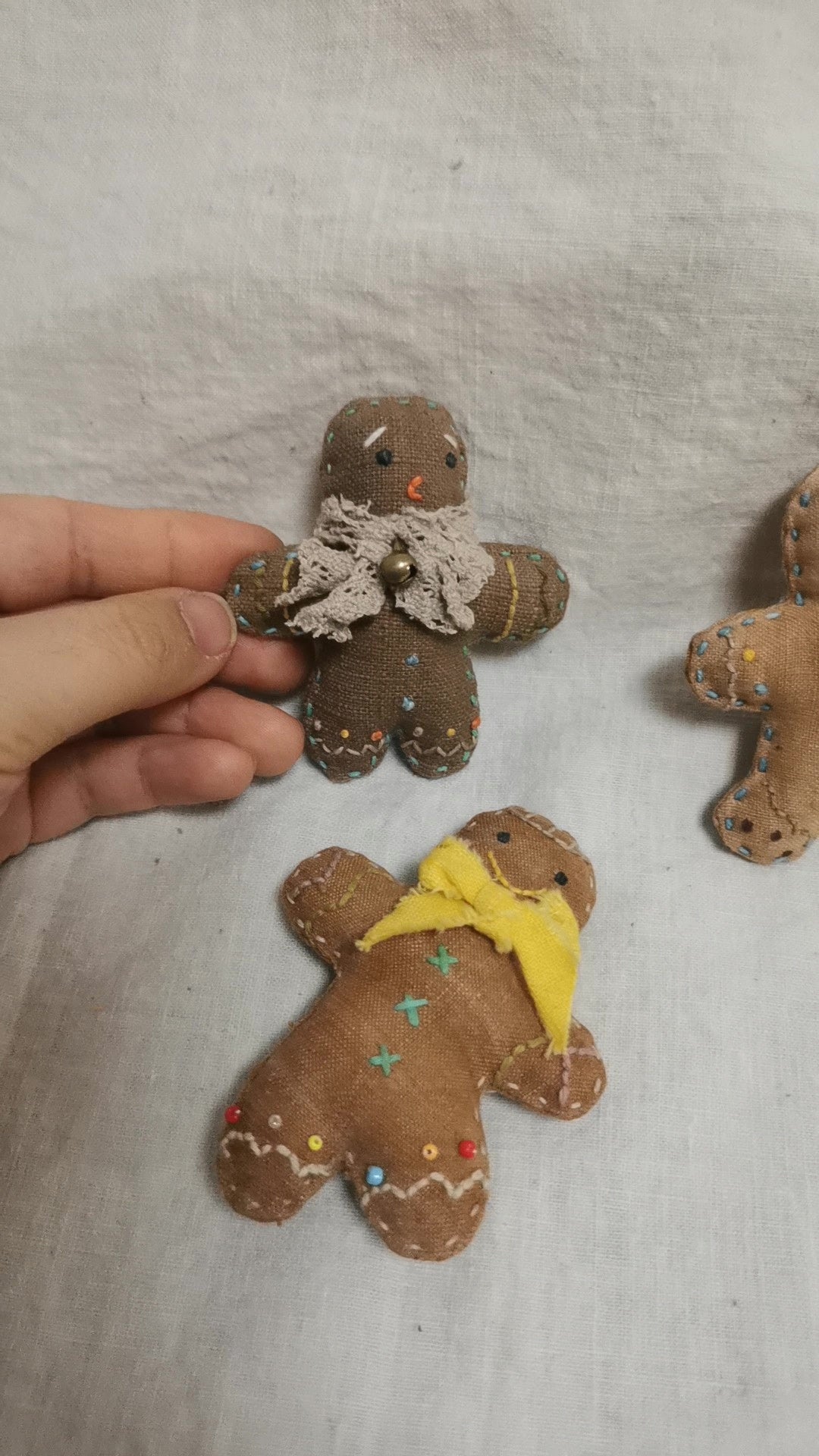 Handgefertigte Lebkuchenmann-Figuren aus grobem Gewebe