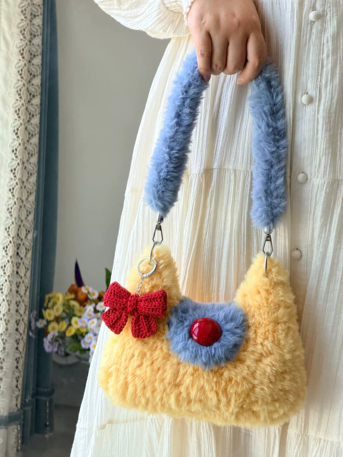 Handgehäkelte Tasche aus Plüschgarn mit blauem Riemen