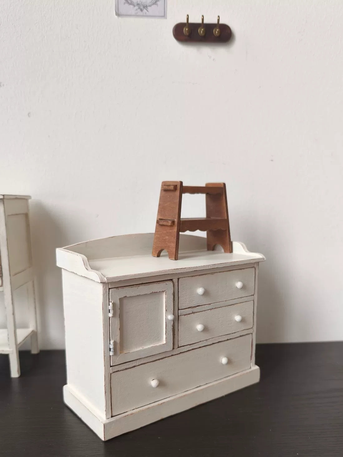 Miniatuur-kast voor poenhuis in distressed retro-wit