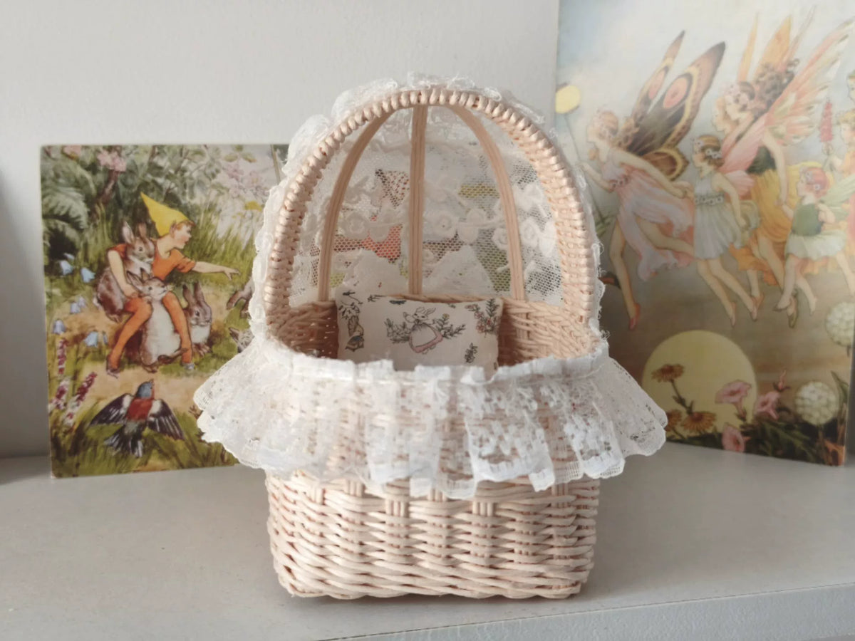 Berço em Miniatura de Vime Artesanal com Renda