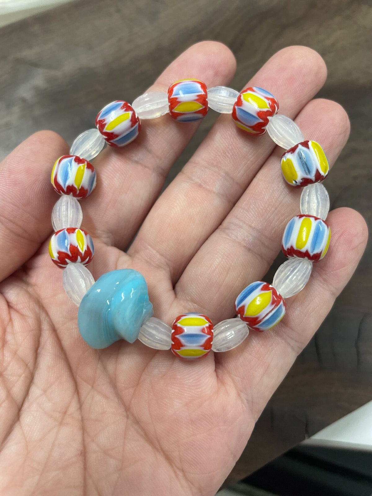 Glasperlenarmband blaue gedrehte Perle
