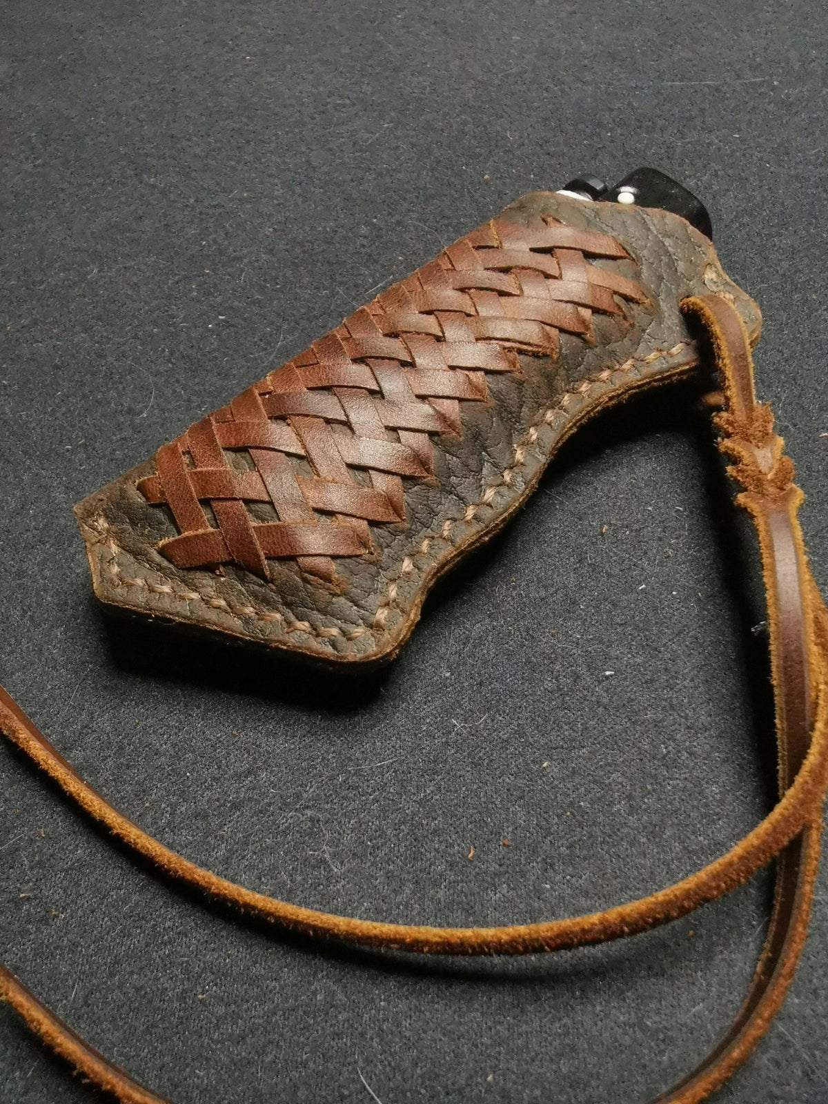 Funda para Encendedor de Piel de Cordero Tejida a Mano