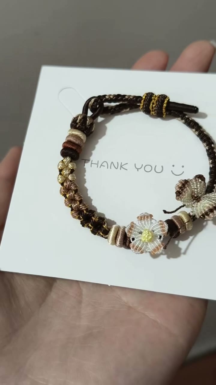 Handgjort flätat armband i brun snodd med blomberlock