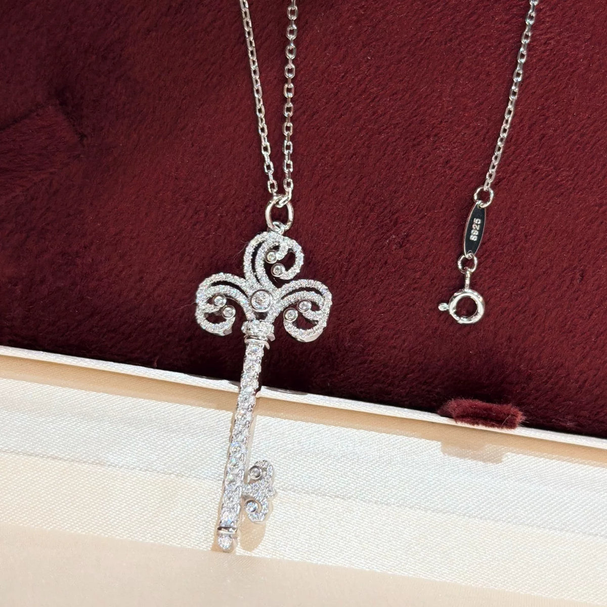 Collana con ciondolo a chiave in argento S925 Iris