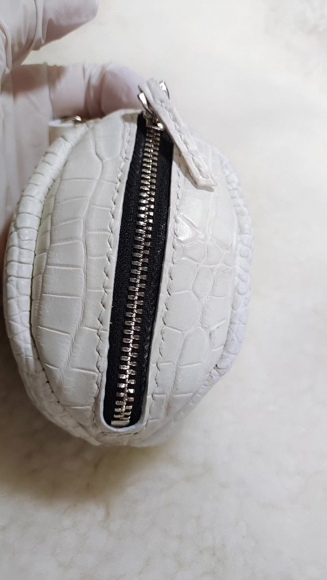 Pochethette ballon en cuir de crocodile de l'Himalaya