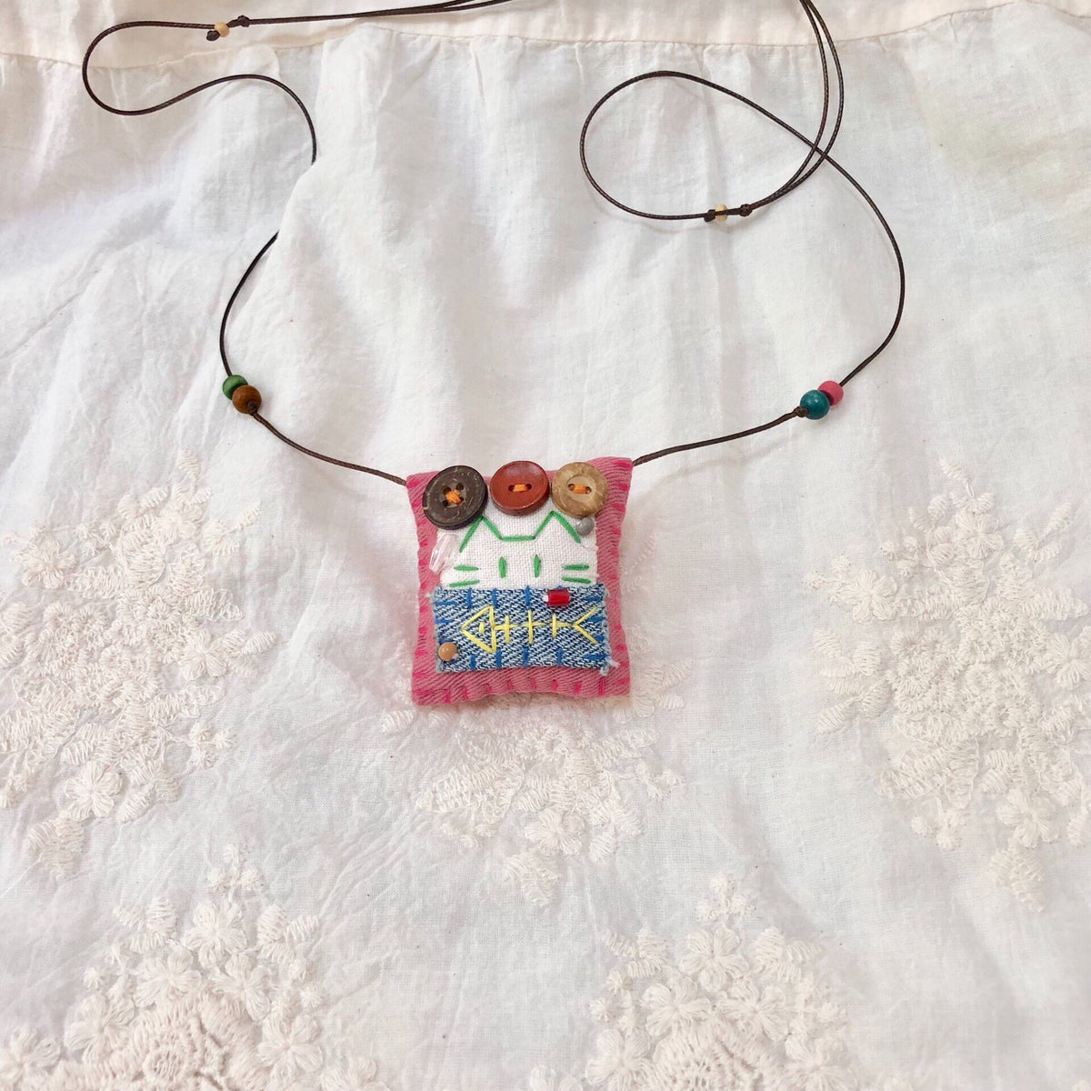 Collar con Colgante de Tela Cosido a Mano con Gato y Pez