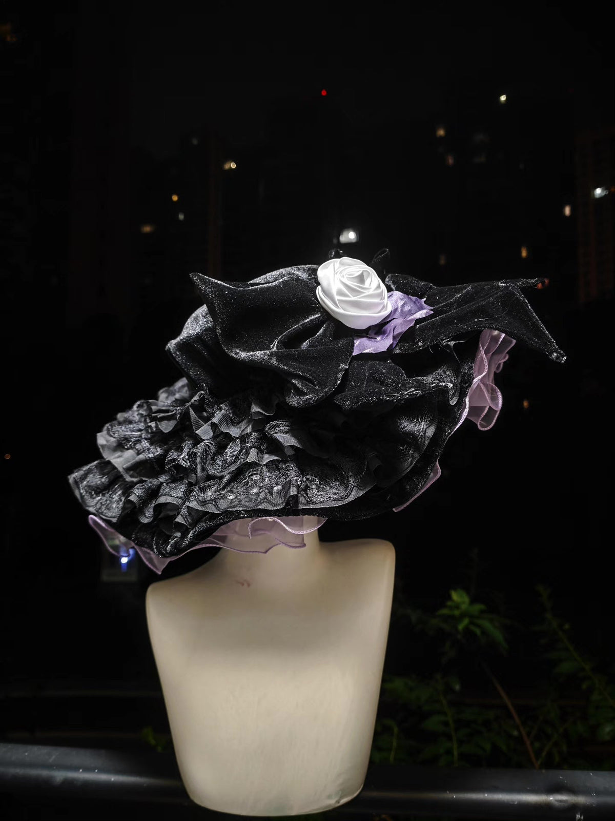 Cappello Gothic Lolita a Tesa Larga con Rosa Bianca