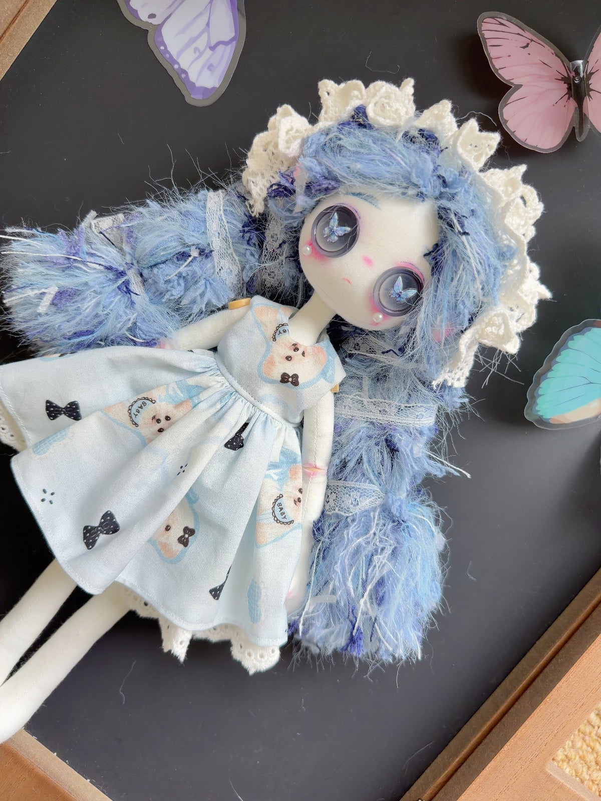 Handgefertigte Stoffpuppe mit Knopfaugen