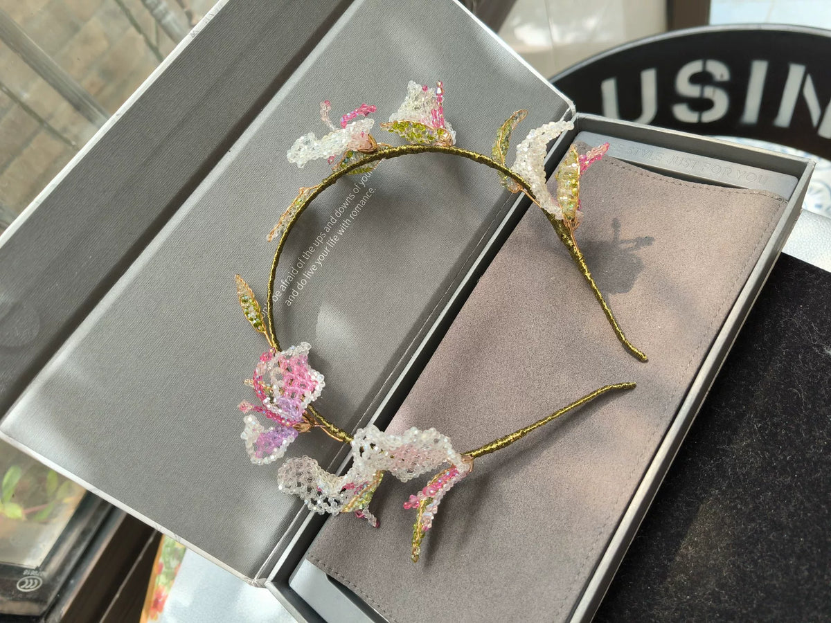 Handgefertigtes Blumenhaarband mit rosaem Kristall