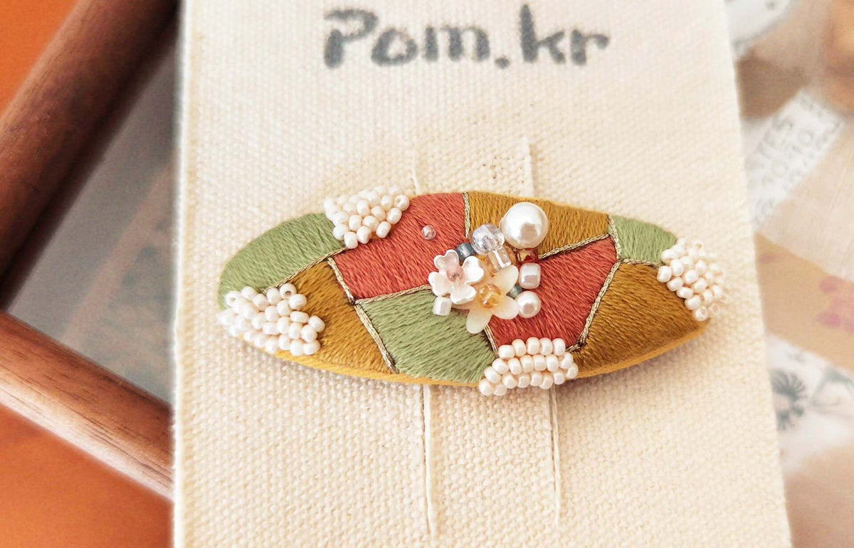 Pinza para el pelo almendrada bordada con perlas