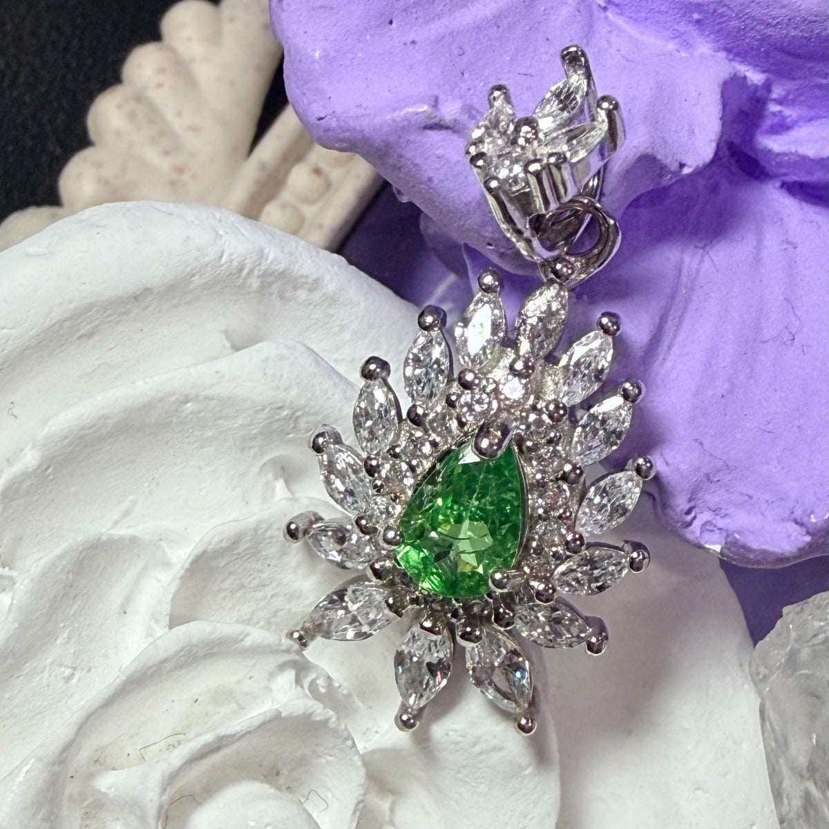 Pendentif poire en grenat tsavorite naturel et argent massif