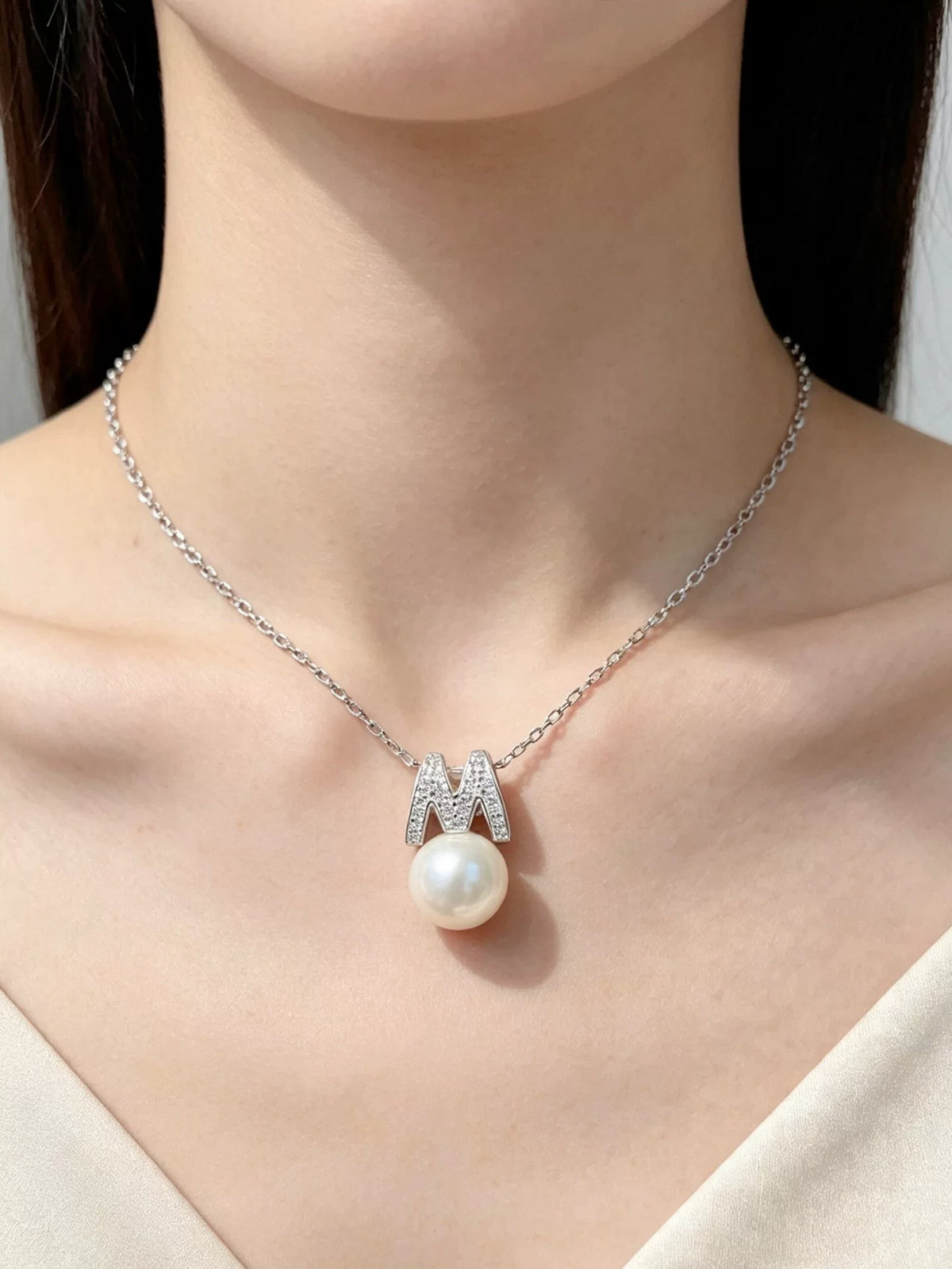 Collana con perla e lettera M placcata rodio