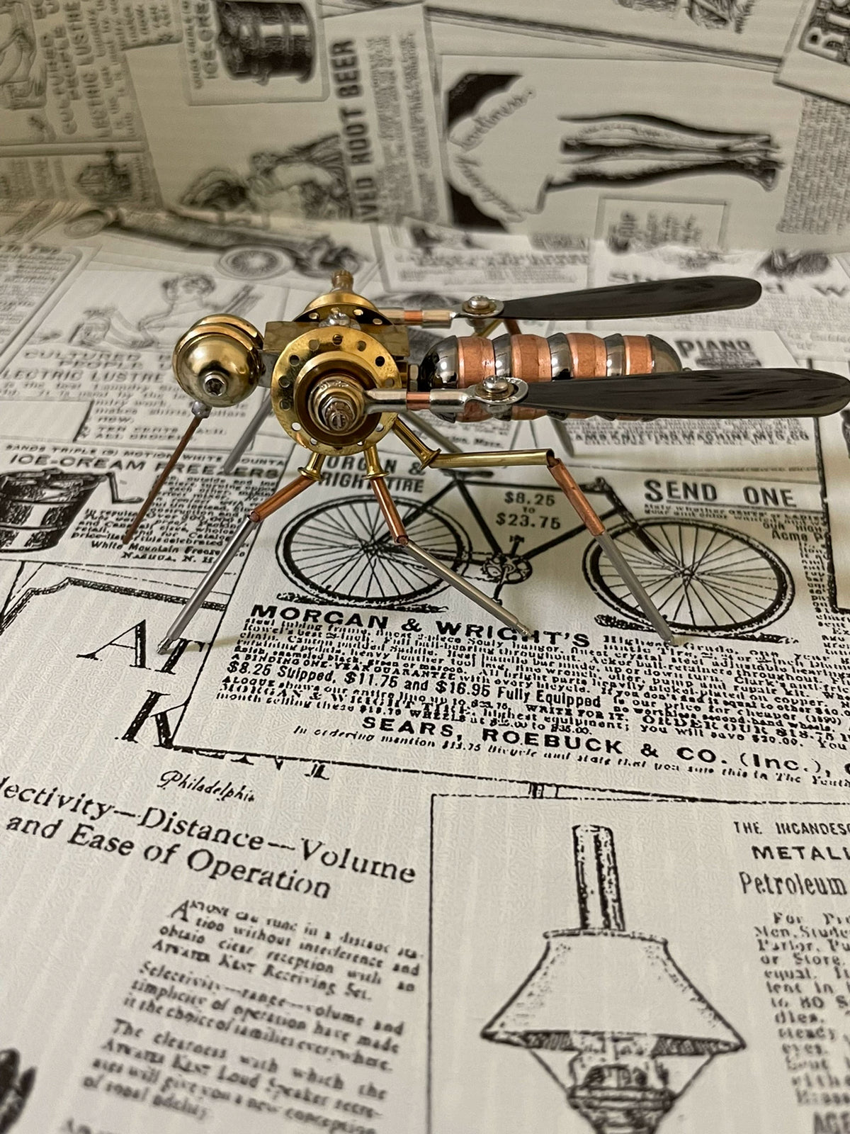 Mekanisk insektskulptur i mässing och steampunk-stil